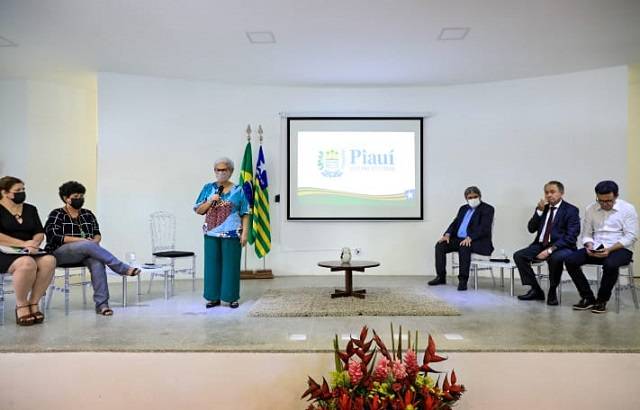 Governadora do Piauí, Regina Sousa, com o secretariado na Sasc